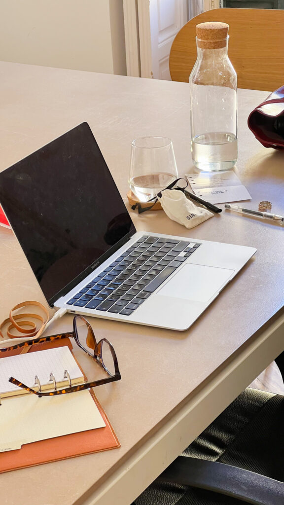 The Quiet Etiquette That Sets Apart Serious Young Professionals